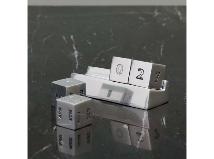 Calendrier Perpétuel Cubes argentés Aluminium 4x5x10cm