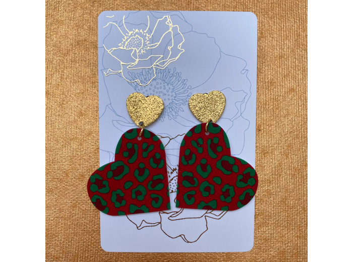 Boucles d'oreilles coeur coloris rouge motif léopard vert