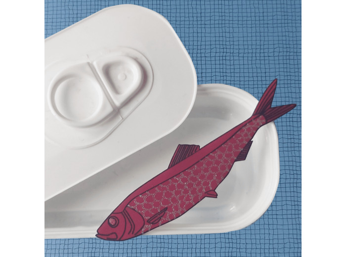 Broche sardine coloris rose foncé écailles argentées