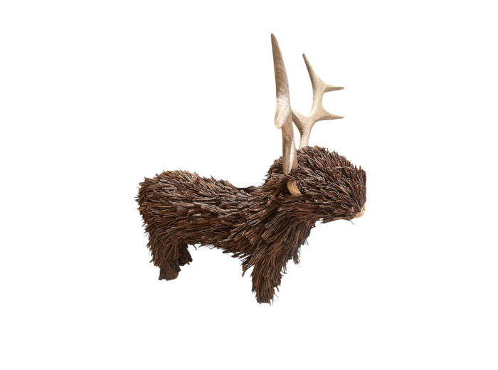 Sculpture en bois en forme de cerf debout