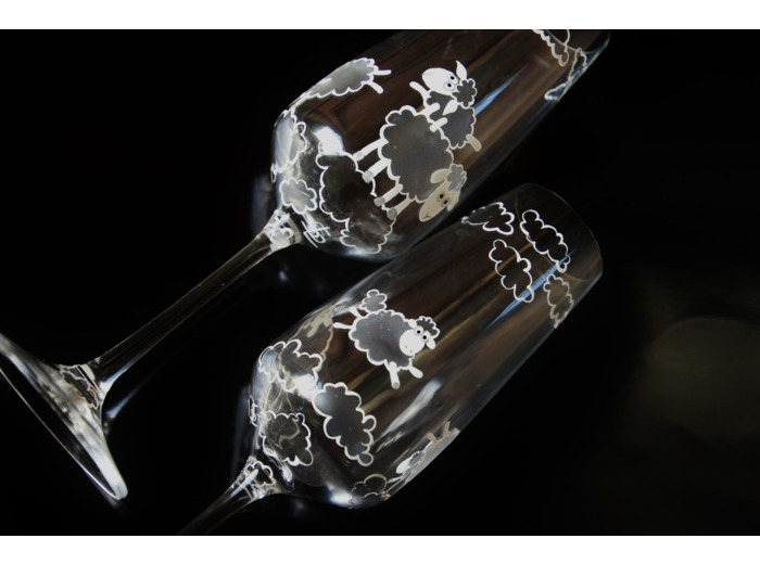 Deux flutes blanches en cristal peintes à la main représentant des petits moutons jouant dans les nuages Pièces uniques et personnalisables