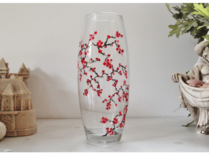 Joli vase peint à la main ou une guirlande de fleurs de cerisiers du japon sillonne la paroi du vase, original, signé et numéroté