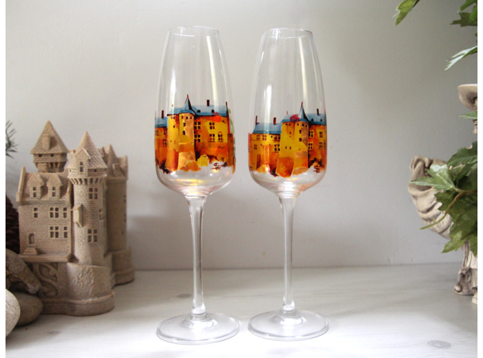 Jolies flutes à champagne artisanales peintes à la main représentant le château de Chinon coloris rouges orangés signées