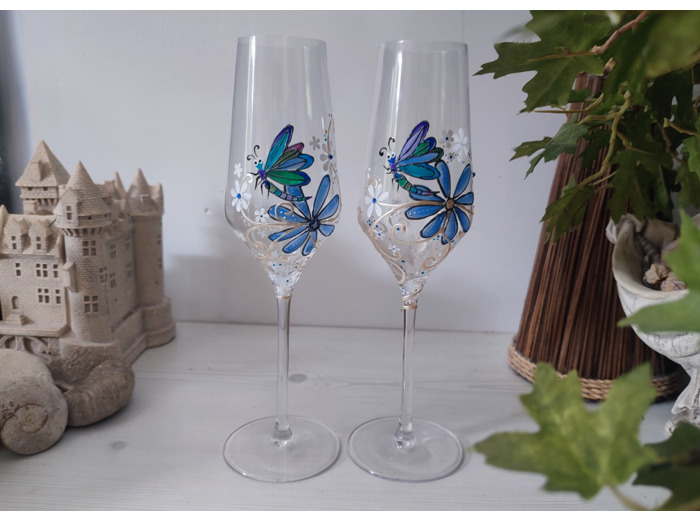 Flutes à champagne peintes à la main avec strass décorées de libellules bleues voletant de fleur en fleur