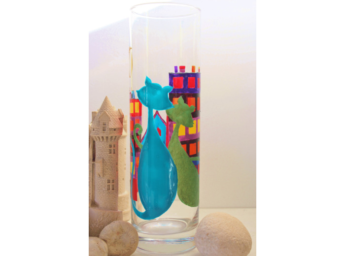 Joli vase peint à la main original et multicolore ou deux chats amoureux contemplent la ville sous la lune, signé et numéroté
