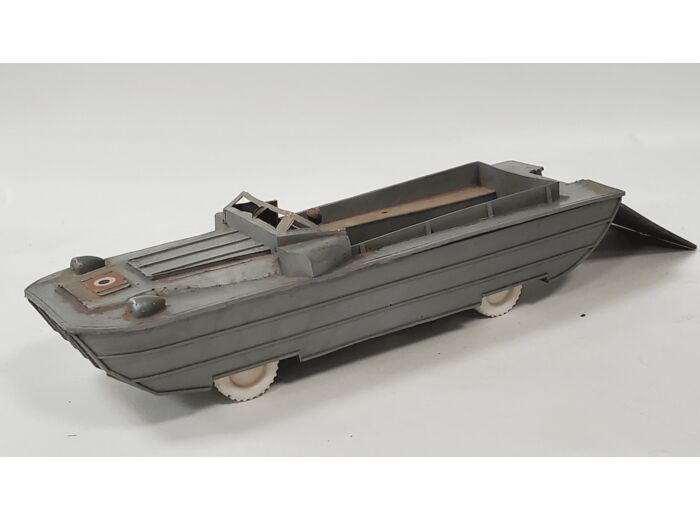 VEHICULE MILITAIRE AMPHIBIE EN PLASTIQUE (voir état)