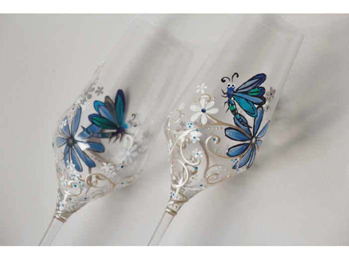 Duo de flutes à champagne peintes à la main avec strass décorées de libellules dans les tons bleus voletant de fleur en fleur