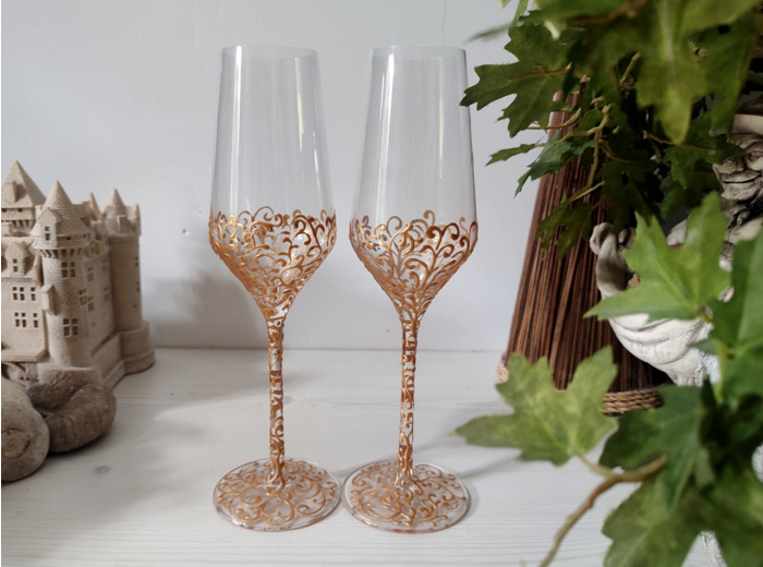 Verres peints à la main décorés de façon artisanale de volutes cuivrées en relief