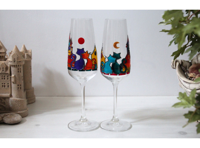 flutes à champagne multicolores peintes à la main sur le thème des chats amoureux sous la lune dorée et le soleil couchant - verre en cristallin