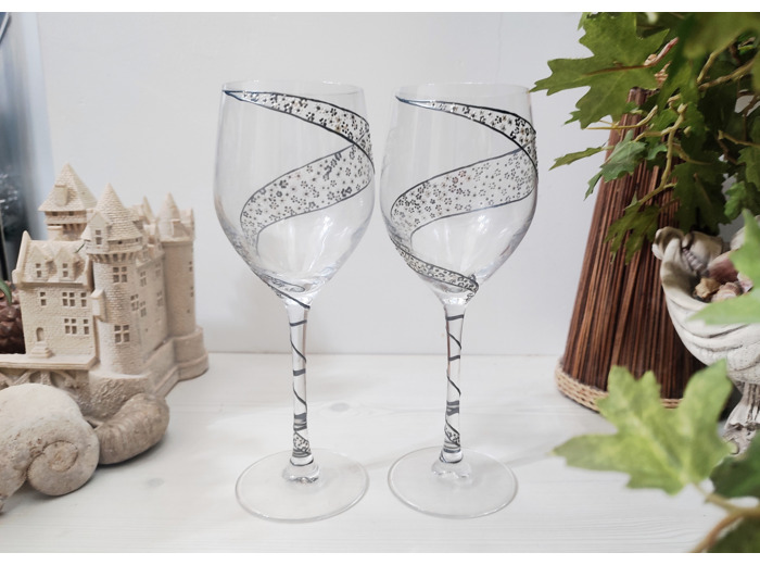 Verres en cristal peints à la main décorés de  fleurs blanches nacrées et argentés en relief