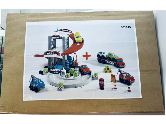 GARAGE A DEUX ETAGES AVEC UN PERSONNAGE de chez ECOIFFIER