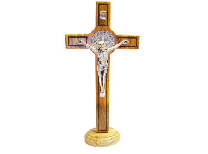 Croix de St Benoît en Olivier 31cm sur Pied