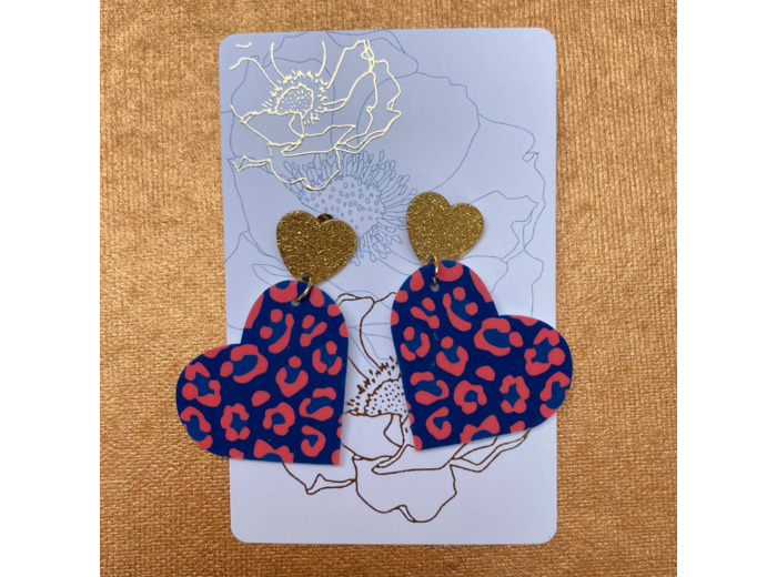 Boucles d'oreilles coeur coloris bleu motif léopard rose