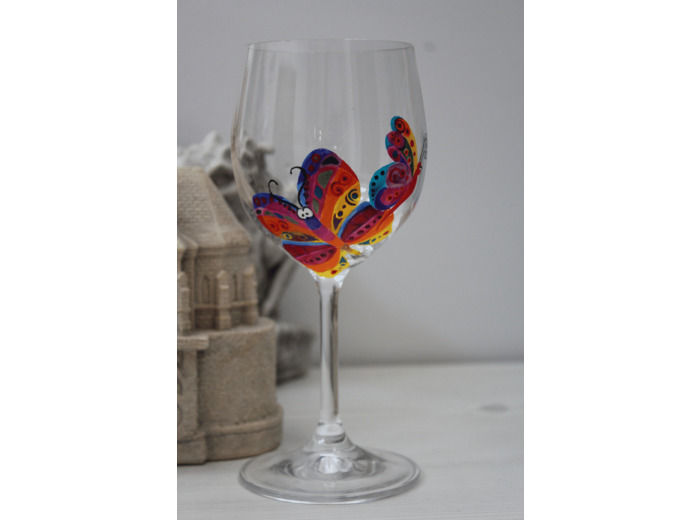 Verre à pied ballon peint à la main et personnalisé sur le thème des papillons en cristal de bohème très coloré, pièce unique et artisanale.