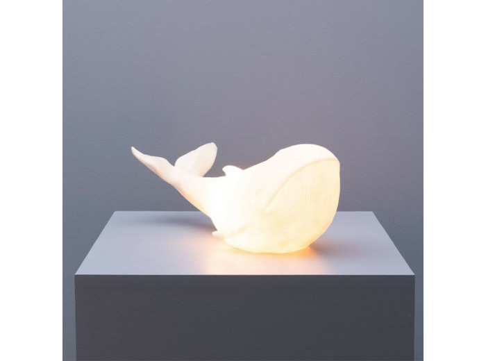 Lampe à poser Leviathan résine poudre de pierre blanche 19x21x43cm