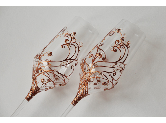 Deux jolis verres à pied décorés à la main personnalisable représentant des volutes cuivrées agrémentés de petits strass dorés