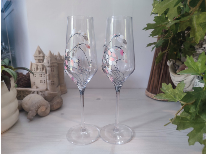 Verres à pied en cristal décoré à la main aux coloris pastels allant du blanc au rosé représentant de jolies fleurs de dune