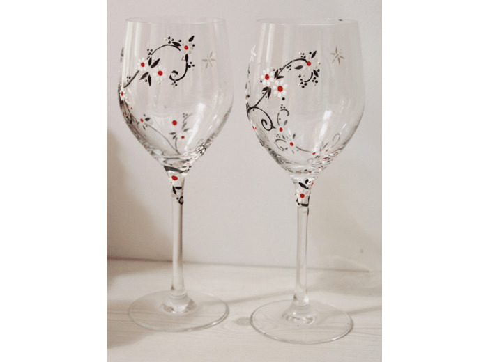 Duo de verres en cristal peints à la main décorés de petites fleurs nacrées au coeur rouge et libellules, pièces unique et personnalisables