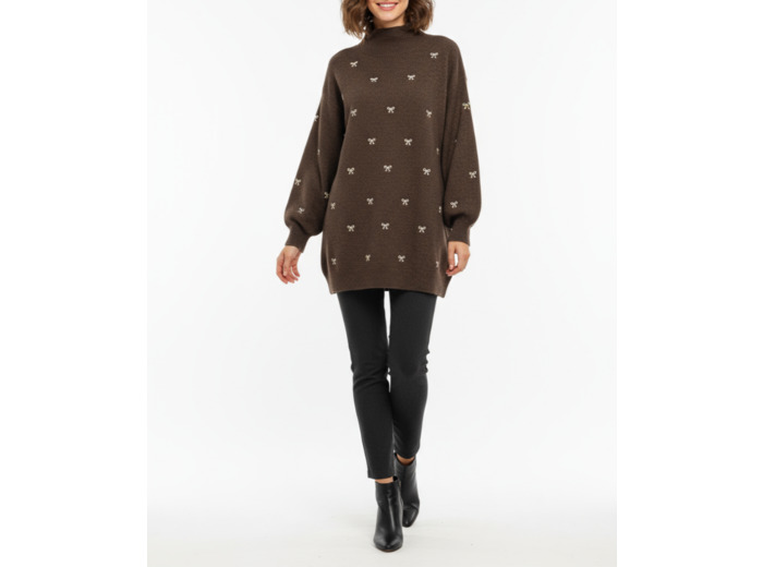 Pull long oversize beige à col montant – Motifs nœuds brodés