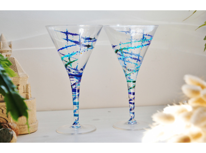 Lot de deux verres à cocktail en cristal de bohème peints à la main dans les coloris bleus verts décorés de volutes verres personnalisables