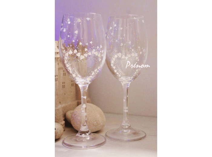 Duo de verres à vin en cristal de bohème  peints à la main personnalisables décorés de petits cœurs blancs pièces originales et uniques
