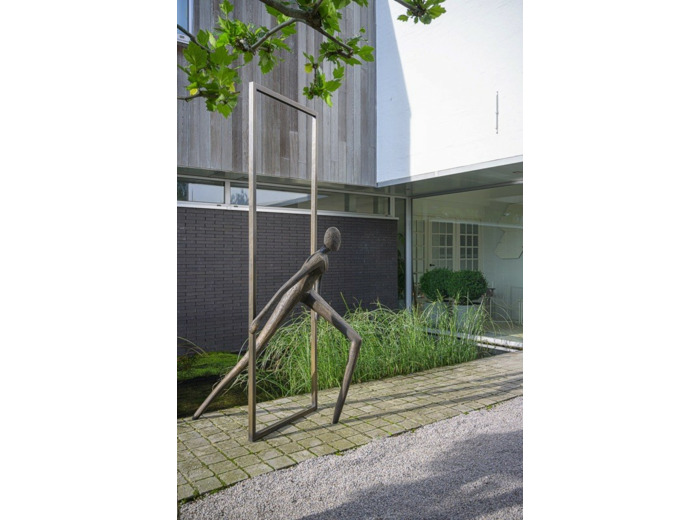 Sculpture bronze Into Freedom