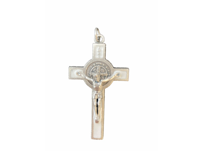 Croix St Benoît 53X29mm émail ARGENTÉ résine BLANC