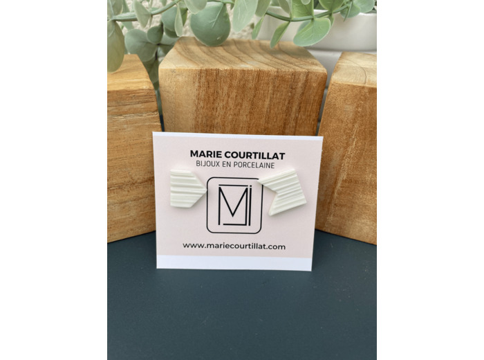 Clous d'oreille asymétriques en porcelaine blanche
