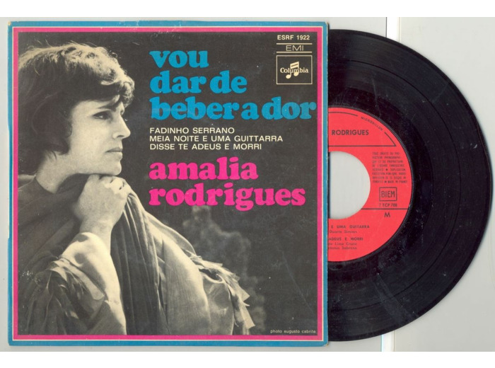 45 Tours AMALIA RODRIGUES "MEIA NOITE E UMA GUITARRA" / "VOU DAR DE BEBER A DOR"