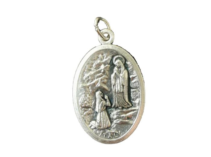 Médaille 22mm Ovale en métal argenté - ND LOURDES