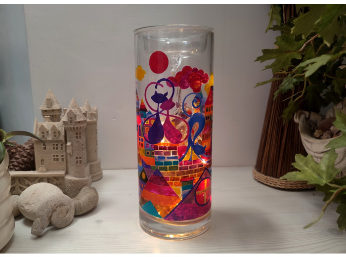 Très joli objet qui peut servir de vase, photophore et lampe décoré à la main sur le thème des chats