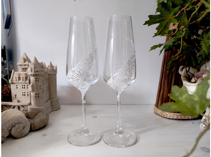 Duo de flutes à champagne en cristal peintes à la main décorées de volutes blanches