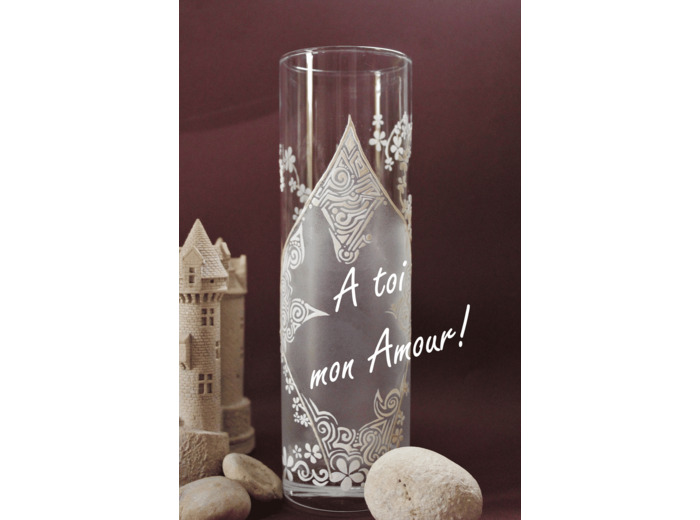 Joli vase artisanal original, signé et numéroté (n16), une volute de jolies fleurs blanches sillonnent la paroi du verre