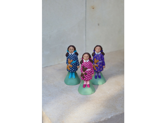 la petite fille et son doudou