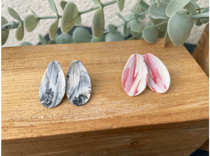 Clous d'oreille en porcelaine blanche et colorée