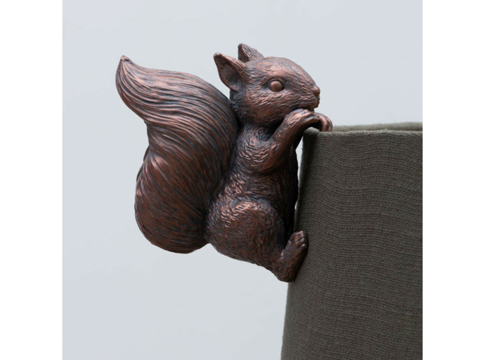 Petite suspension décorative écureuil marron en résine 10x6cm