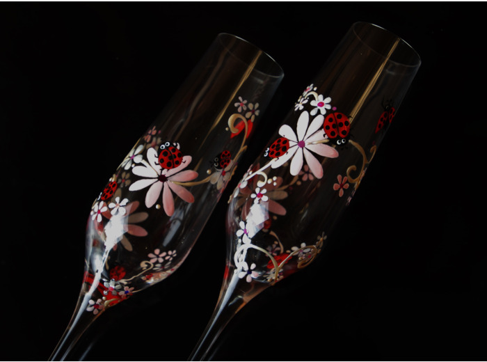 Jolies flutes décorées à la main  dans les coloris rouge et noir sur le thème des coccinelles