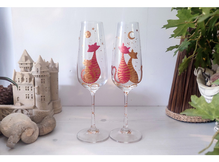 Flutes à champagne en cristal peintes à la main ou un couple de chats rêve sous la lune dorée