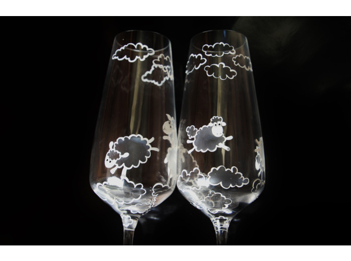 Flutes blanches en cristal peintes à la main représentant des petits moutons jouant dans les nuages Pièces uniques et personnalisables