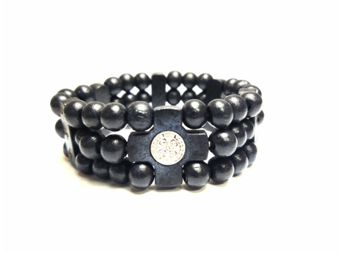Bracelet en bois élastique 3 RANGS avec croix St Benoît
