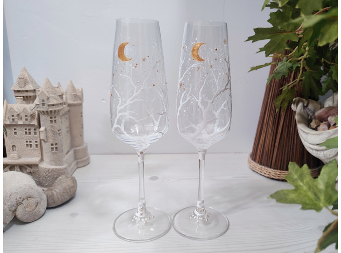 Flutes à champagne en cristal peintes à la main blanc perle personnalisables décorées par une forêt d'arbres enneigés sous la lune