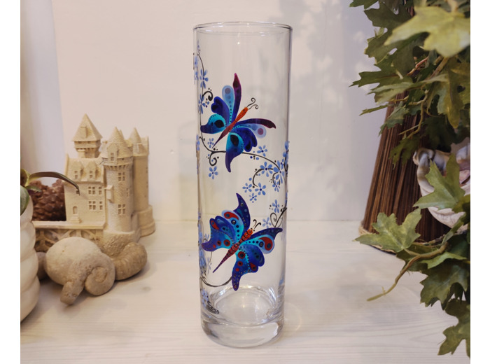 Vase peint à la main décoré de petits papillons bleus qui butinent de jolies fleurs