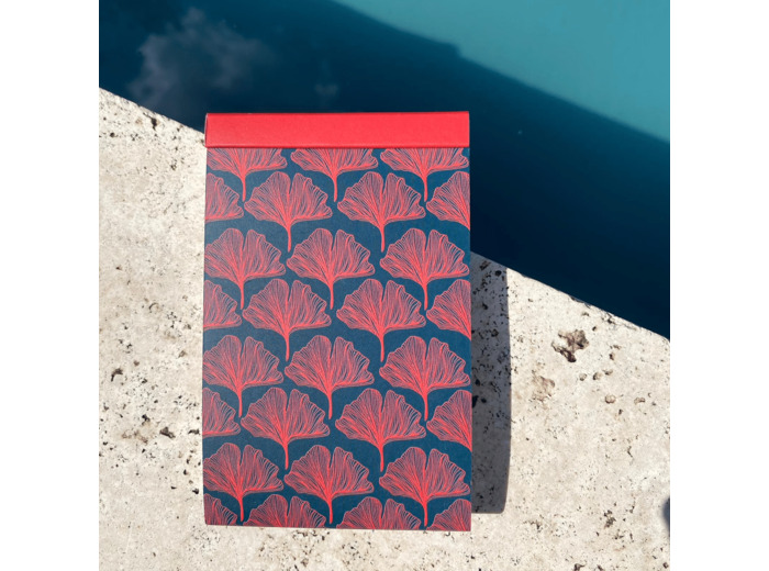 Bloc-notes fermé fond coloris bleu marine motif ginko rouge