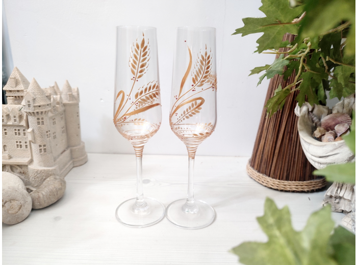 Lot de deux flutes à champagne peintes à la main et personnalisables au coloris doré décorées de feuillages pour fêter ses noces de froment