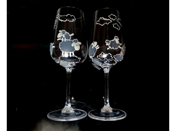 Verres à vin en cristal peints à la main personnalisables décorés de petits moutons blancs qui jouent à sauté mouton