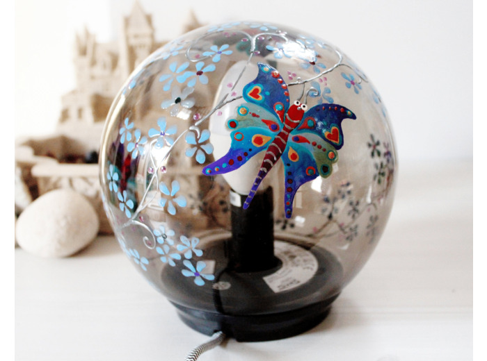 Grosse lampe d'ambiance peinte à la main représentant des papillons butinant de jolies fleurs bleues, Pièce unique, signée et numéroté