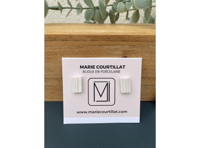 Clous d'oreille en porcelaine blanche