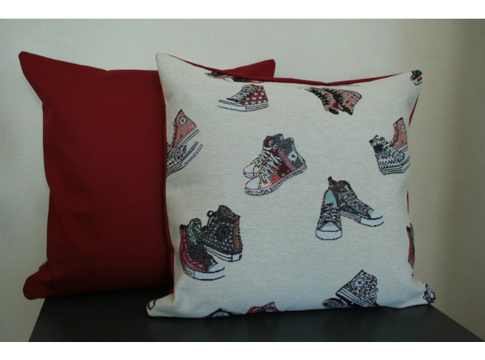 COUSSIN MOTIF CONVERSE DOS ROUGE FACE JACQUARD (LE MOTIF EST TISSE )