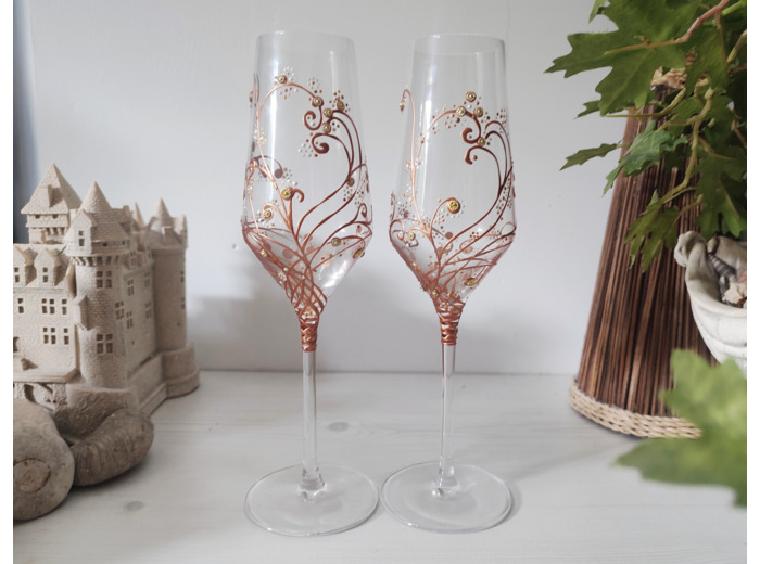 Verres à pied décorés à la main personnalisable représentant des volutes cuivrées agrémentées de petits strass dorés