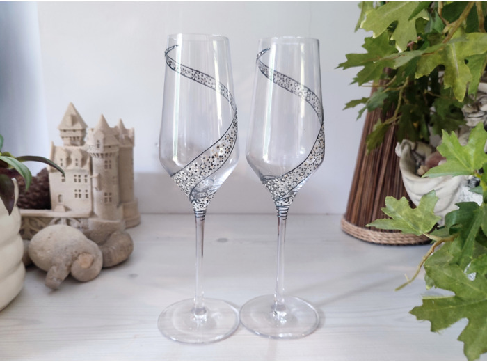 Flutes peintes à la main décorées de petites fleurs en forme de spirale blanches nacrées et argentés en relief